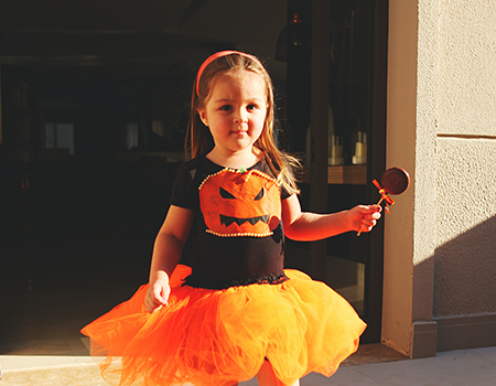 La Movida child girl with pumkin outfit halloween